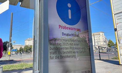 Probealarm auf einer digitalen Werbetafel (Archiv)