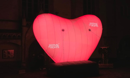 Vor St. Ulrici erstrahlt ein leuchtendes Herz.