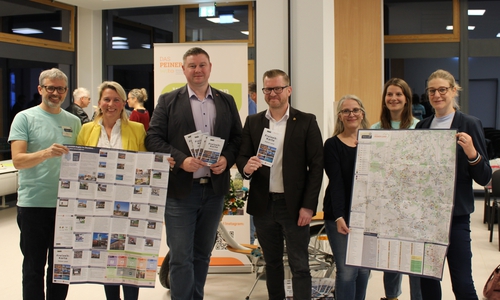 Bei der Vorstellung der Freizeitkarte: (v.li.) Jochen Rienau (KoRiS), Manuela Schneider (Vorsitzende LAG), stellvertretender Vorsitzender Nils Neuhäuser genannt Holtbrügge (Bürgermeister Gemeinde Ilsede), Florian Hahn (Stadtbaurat Stadt Peine), Patricia Märzke (Gemeinde Wendeburg), Naima Gödecke (KoRiS), Inga Heine (wito gmbh).