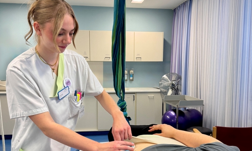reut sich auf die neuen Studenten: Die Hebammenstudentin Lupita Luther während ihres Praxiseinsatzes im Klinikum Wolfsburg bei einer CTG-Untersuchung.
