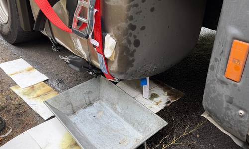 Bei dem Lkw traten größere Mengen Diesel aus.