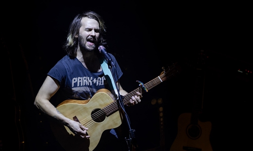 Jonathan Kluth eröffnet das Konzert.
