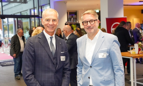 Prof. Alexander Tourneau, Vorstandsmitglied der Öffentlichen Versicherung Braunschweig, und Gerold Leppa, Stadtbaurat und Wirtschaftsdezernent Stadt Braunschweig, kamen beim Konfiefchen zum Gespräch zusammen.