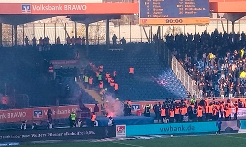 Die Hannover-Fans befeuerten den benachbarten Block und Einsatzkräfte.