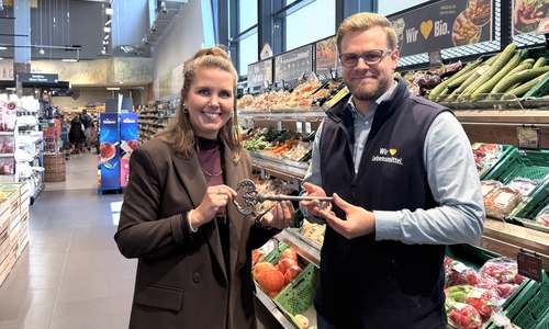 Julia Ogiermann übergibt den symbolischen Schlüssel an Rolf Kruse, den neuen Marktleiter des Edeka Centers in der Allerstraße. 