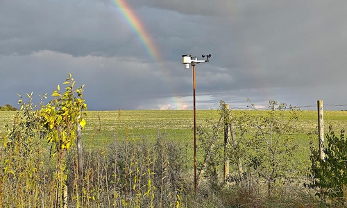 Regenbogen an Wetterstation (Archiv)