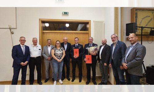 Dank des Rates und der Verwaltung an die Feuerwehrkameraden Moritz Baumann (mitte links) und Wolfgang Hobohm.