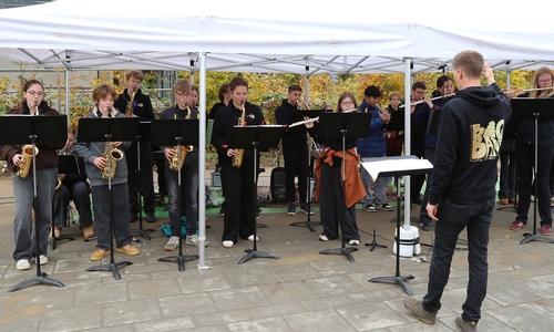 Die schuleigene Big Band unter der Leitung von Florian Sievers. 