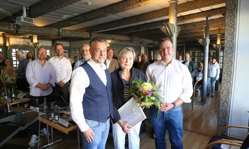 Dagmar Ammon wurde vom Rat der Stadt Wolfenbüttel für ihr herausragendes Engagement geehrt. Bürgermeister Ivica Lukanic und Ratsvorsitzender Jan Schröder gratulierten.