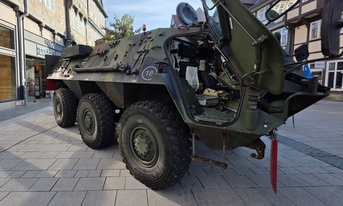 Pioniere aus Holzminden stellen den gepanzerten Fuchs-Truppentransporter vor.