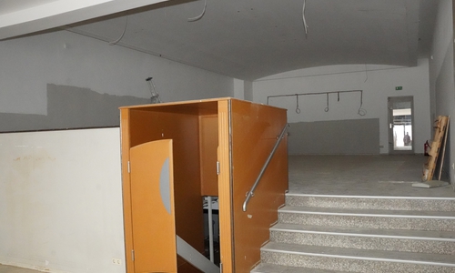 Blick in den hinteren Bereich mit gewölbter Decke: Die Verkabelung ist fertig, dennoch bleibt bis zur Eröffnung noch viel zu tun.