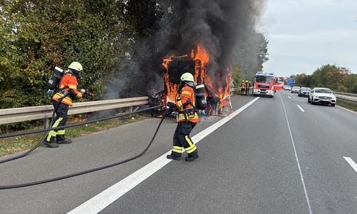 Die Braunschweiger Feuerwehr löschte einen brennenden Anhänger auf der A39.
