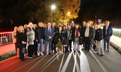 Am Freitagabend wurde als sichtbares Zeichen der Verbundenheit die Kamienna-Góra-Brücke in den polnischen Landesfarben beleuchtet.