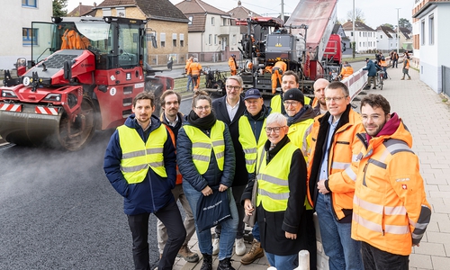 Dr. Johannes Büchner (TU Braunschweig), Michael Rupp (Stadt Braunschweig, Christina Koch (VolkswagenStiftung), Stadtbaurat Gerold Leppa (Stadt Braunschweig), Prof. Hinrich Grothe (TU Wien), Stefan Trifunovic (TU Braunschweig), Prof. Michael P. Wistuba (TU Braunschweig), Frederik Kollmus (Asphaltmischwerk Kemna), Dr. Ulrike Bischler (VolkswagenStiftung), Burkhard Wiegel (Stadt Braunschweig) und Christopher Schmidt (Bauleitung Firma Kemna) (v. li.). 