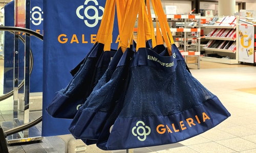 Einkaufen bei Galeria Braunschweig: Das war zuletzt teilweise eingeschränkt möglich. Hier ist im Hintergrund ein mit Flatterband abgesperrter Bereich zu sehen.