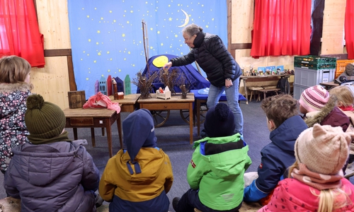 Märchenstunde im Neulandhaus des Weihnachtsmanns. Archivbild