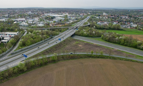 Das Autobahnkreuz Ölper: Im Vordergrund die Stelle, an der zur Zeit das vierte "Ohr" entsteht, im Hintergrund der Überflieger. Archivbild