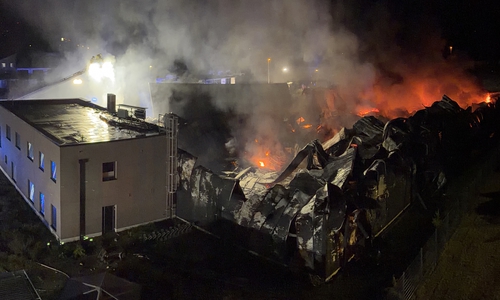 Während des Einsatzes waren auch immer wieder kleinere Explosionen zu hören.