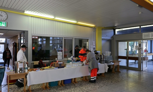 In der Aula der Grund- und Hauptschule Rüningen kümmern sich Kräfte des DRK um die Anwohner. 