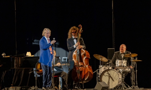 Einen Tag nach dem Tag der Deutschen Einheit erklärt Helge Schneider seinem Publikum in der Volkswagen Halle, gestern sei der 17. Juni gefeiert worden.
