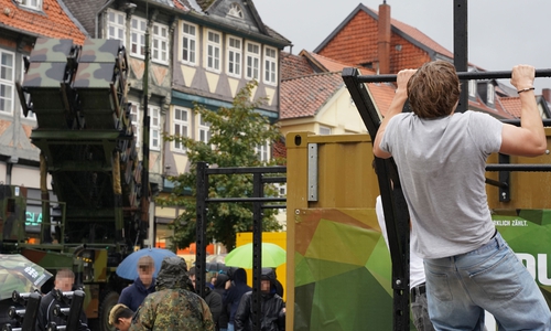Sport und Bundeswehr passen gut zueinander, denn Soldaten brauchen eine gute Grundfitness. Das kann man am MilFit, dem militärischer Fitnesscontainer, selbst ausprobieren.