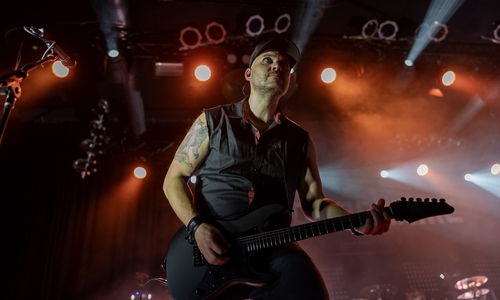 Druckvolle Gitarren bilden das Soundgerüst für die Heldmaschine.