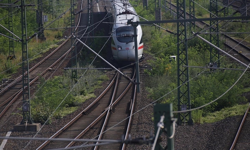 ICE T auf Bahnstrecke (Archiv)
