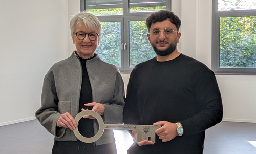 Symbolische Schlüsselübergabe: Landrätin Christiana Steinbrügge und Ercan Turan von der Firma ALHO.