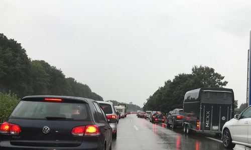 	Um Staus zu vermeiden, sollten Fahrten möglichst in verkehrsarme Tagesrandzeiten gelegt werden. Eine gute Vorbereitung der Route sowie Flexibilität bei der Anpassung an die aktuelle Verkehrslage können ebenfalls helfen.
