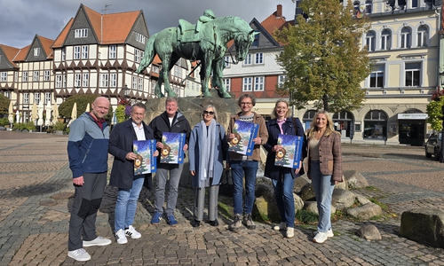 Der Lions Club Wolfenbüttel Herzog-August übergibt den Adventskalender an Bürgermeister Lukanic.