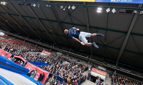 Beeindruckende Trampolinshow im Eintracht Stadion für die Erstsemester der TU Braunschweig.