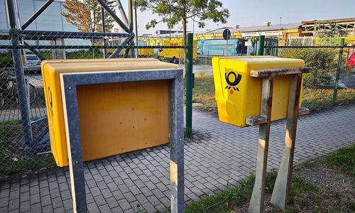 Briefkästen vor Briefzentrum (Archiv)