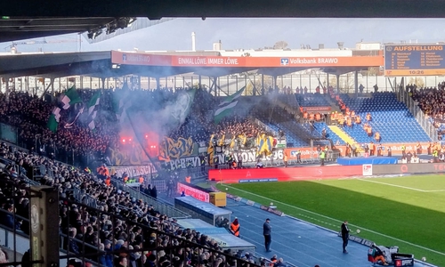 Beim Derby war die Stimmung erwartungsgemäß aufgeheizt.