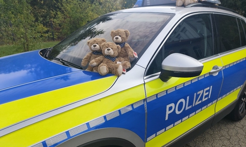 Die Teddybären sollen betroffenen Kindern Trost spenden.