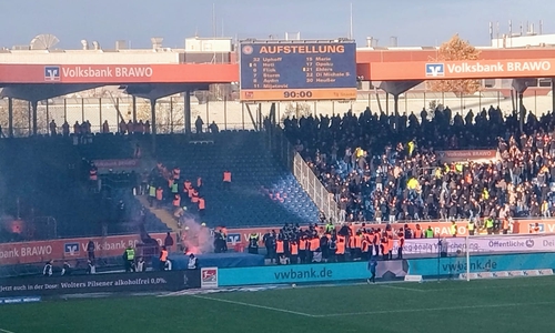 Spielunterbrechung wegen Pyro-Beschuss aus dem Gästeblock.