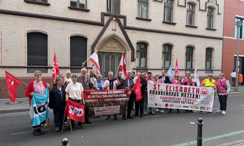 Vertreter des Salzgitteraner Bündnisses vor dem Sitz des Erzbischofs Dr. Koch in Berlin.