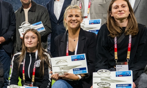 Eine vor Freude stahlende Lyn Meyer (Mitte) nahm beim Länderspiel in München ihre zweite Torjägerkanone entgegen. 