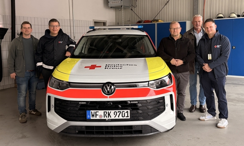 Bei der offiziellen Übergabe des neuen Einsatzfahrzeugs für den Organisatorischen Leiter Rettungsdienst kommen Vertreter des DRK und des Landkreises Wolfenbüttel zusammen.  V. l. n. r.: Steffen Tegtmeier (Rettungsdienstleiter der DRK-Rettungsdienst Wolfenbüttel gGmbH), Björn Försterling (Geschäftsführer der DRK-Rettungsdienst Wolfenbüttel gGmbH), Olaf Glaeske (Abteilungsleiter des Bereichs Bevölkerungsschutz des Landkreises Wolfenbüttel), Jürgen Fricke (Amtsleiter des Amtes für Ordnung und Verbraucherschutz des Landkreises Wolfenbüttel) und Marcel Kontny (Teamleiter der Organisatorischen Leiter Rettungsdienst).
