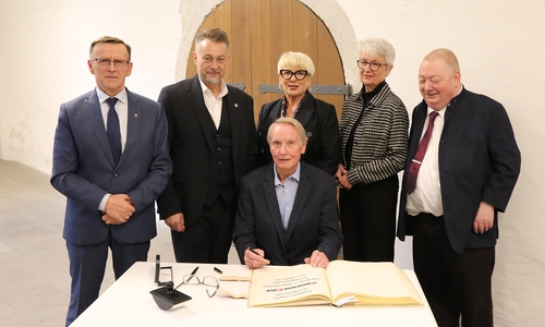 Bürgermeister Janusz Chodasewicz, BIvica Lukanic, Axel Gummert, Landrätin Małgorzata Krzyszkowska Landrätin Christiana Steinbrügge und Dirk Metzig beim Eintrag ins Goldene Buch.