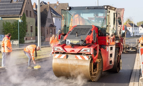 Nachdem die Walze den Asphalt geglättet hat, wird die Verdichtung und die Schichtdicke untersucht. 