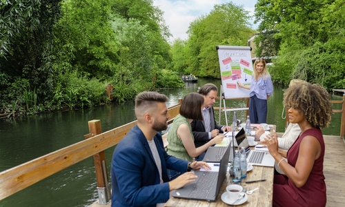 Ein Workshop auf der Oker: Mit der neuen Kampagne „Urban by nature“ will das Stadtmarketing zeigen, was Braunschweig als Kongressstandort auszeichnet.