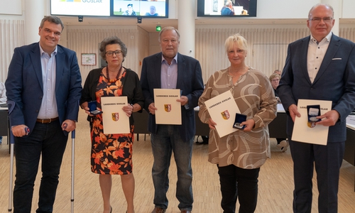 Landrat Dr. Alexander Saipa (links) überreicht die Ehrenmedaille an die vier Kreistagsabgeordnete, die mindestens 15 Jahre dem Gremium angehören (von links): Renate Lucksch, Detlef Vollheyde, Claudia Schmalz und Dr. Andreas Warnecke.  