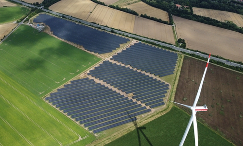 Der neue Solarpark an der A36 bei Schladen.