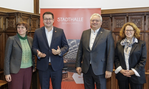 Stadträtin Anna Katharina Hanusch (li.), Oberbürgermeister Dr. Thorsten Kornblum (2. v. li.), Stephan Lemke, Geschäftsführer Brauschweiger Veranstaltungsstätten GmbH) und Natascha Wessling, Geschäftsführerin Struktur-Förderung Brauschweig GmbH.