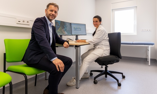 Oberbürgermeister Dennis Weilmann stoppt beim Rundgang im Untersuchungszimmer bei Armine Mamulyan, Allgemeinmedizinerin der hausärztlichen Kooperationspraxis der MVZ WOB gGmbH / des MVZ Am Klinikum Wolfsburg.