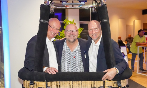 (v.l.) Detlev Quidde vom Ballonfahrtenanbieter Oker-Ballooning mit Marc Angerstein und Stefan Becker