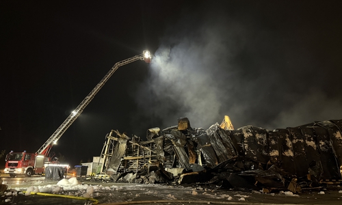 Das Dach der Lagerhalle ist eingestürzt.