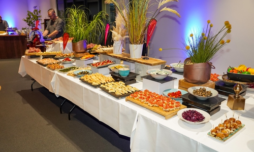 Wahre Gaumenfreude. An mehreren Buffet-Stationen gab es heiße und kalte Speisen.