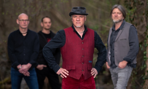 Eric Fish stimmt mit seinem Soloprojekt leisere Töne an.
