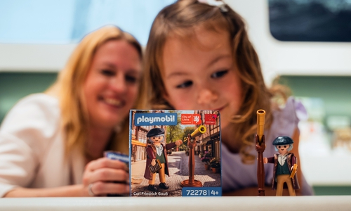 Wissenschaft spielerisch kennenlernen: Ab sofort hält Mathematiker Carl Friedrich Gauß als Playmobil-Figur Einzug in die Kinderzimmer. 